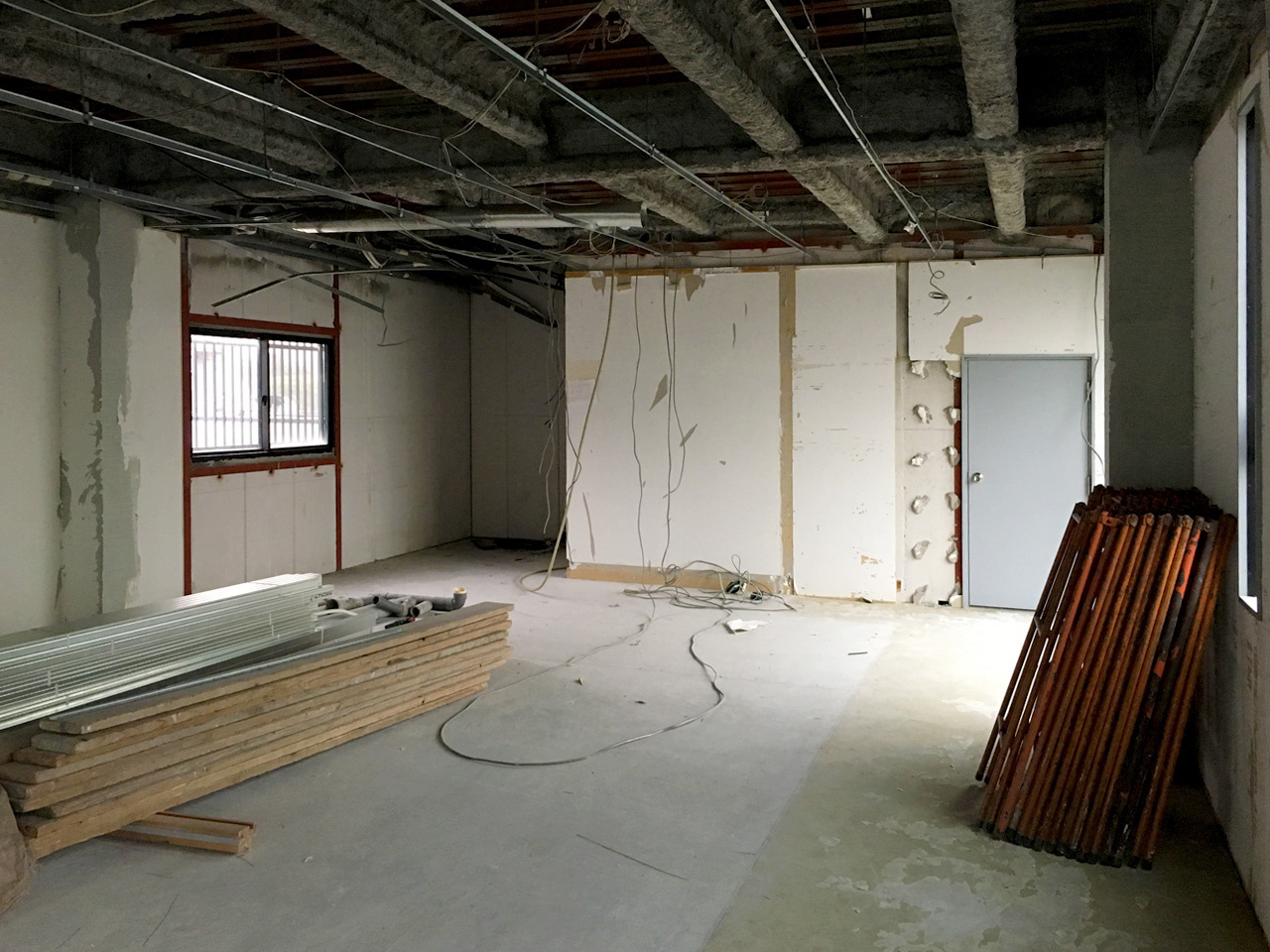 写真:東大阪コワーキングスペース　内装和室を解体した様子